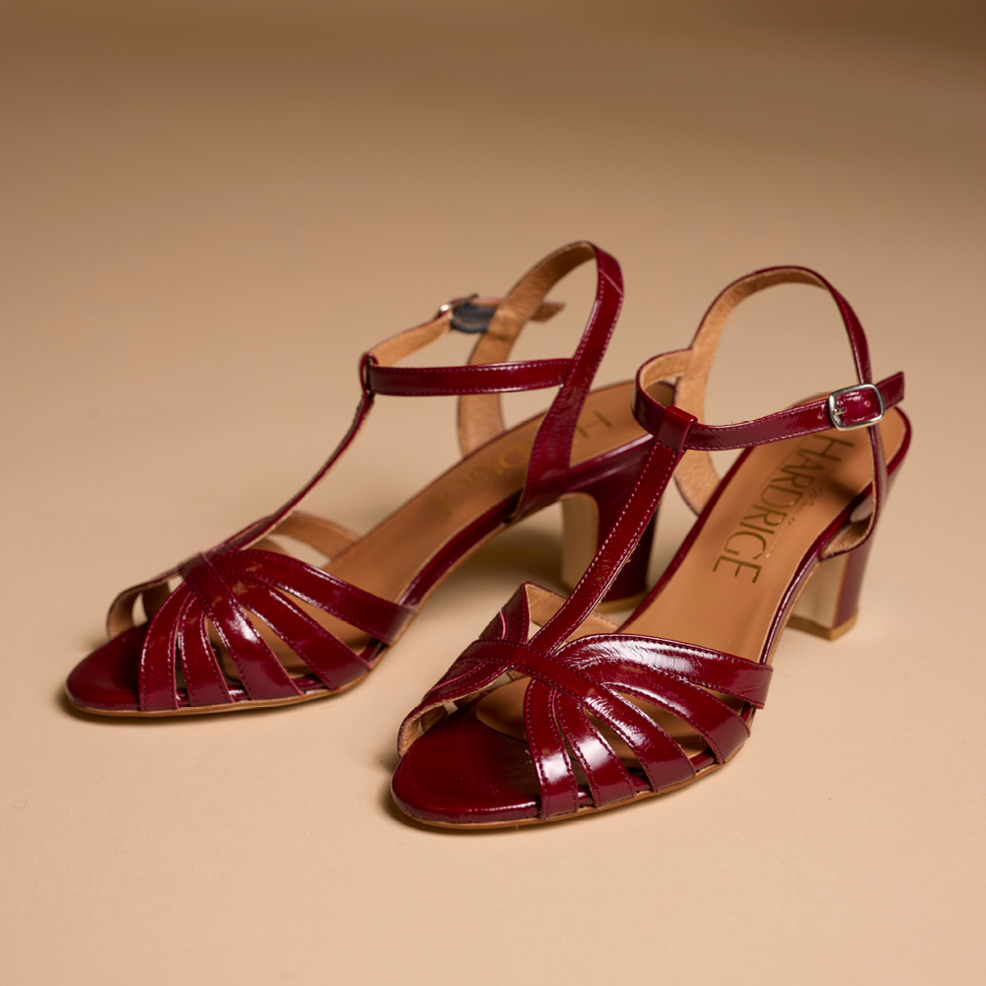 Hardrige, Samara Vernis bordeaux